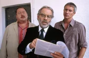 Harry Prinz (Thomas Fritsch, mi) kann den Cops Hofer (Josef Hannesschläger) und Satori (Markus Böker, re.) mit seinen Unterlagen beweisen, dass alle Verdächtigungen gegen ihn böse Unterstellung sind.