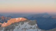 Farbschauspiel bei klarem Himmel: Das Naturphänomen Erdschattenbogen ist in den Alpen am besten zu sehen.
