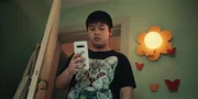 Rocco (Hoang Minh Ha) beginnt, seine Erlebnisse mit der Kamera festzuhalten, um sich später daran zu erinnern.