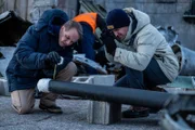 Al Dickinson (played by Kurt Logan) examines the ice-coated wing tip of United Express 6291. The commuter plane crashed into an industrial warehouse in the winter of 1994.