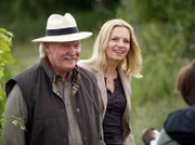 MDR Fernsehen DER WINZERKÖNIG II. STAFFEL FOLGE 16, "Der Scheidungsantrag", am Sonntag um 12:45 Uhr. In den Rieden: Gottfried Schnell (Wolfgang Hübsch, l.) mit seiner Kellermeisterin Claudia Plattner (Susanne Michel , r.).