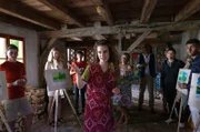Die Kunstlehrerin Aline Schöttler (Elisabeth Kanettis, M.) eröffnet die Ausstellung "Magisches Morgenlicht".