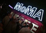 Das Jahr 2004 – das MoMA kommt und bricht Besucherrekorde, Neuköllns Bürgermeister Heinz Buschkowsky erklärt Multi-Kulti für gescheitert und die Tsunami-Katastrophe in Südostasien fordert auch Berliner Opfer. Eine Berlin-Chronik der Superlative: Fünf Jahrzehnte von 1961, dem Jahr des Mauerbaus, bis 2009 als Berlin eine Weltstadt im 21. Jahrhundert ist. - Das MOMA in Berlin - lange Schlangen davor.