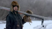 Chevie Roach breitet ein Fischernetz unter dem Eis aus. (National Geographic für Disney)