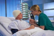 Jenne Derbeck (Patrick Kalupa) hat lange mit der Entscheidung gerungen, sein Hirnaneurysma operieren zu lassen. Die OP hat er hinter sich, doch er spürt sein Bein nicht mehr. Jetzt befällt ihn regelrechte Panik. Er sagt seiner großen Liebe Dr. Lea Peters (Anja Nejarri), dass er sie verlassen wird, falls er im Rollstuhl landet. Lea weiß, dass das gerade keine rationalen Gedanken sind, doch auch sie ist in dem Fall nicht die sonst so distanzierte Ärztin und hat große Schwierigkeiten mit der Situation umzugehen.