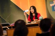 Der "Contergan-Skandal" Anfang der 1960er-Jahre offenbarte große Probleme der Pharmaindustrie und ihrer Regulation. Dr. Mai Thi Nguyen-Kim und "MAITHINK X" schauen, was sich seitdem getan hat.