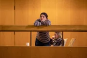 Agnes (Tehilla Blad, l.) ist von Heddesta abgehauen und zur Polizei gegangen. Sie will nicht mehr zurück. Doch das stellt sich als nicht so einfach heraus.