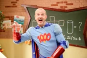 Magic Max verzaubert heute einen Schulrucksack. Wie konnte er ein volles Glas Wasser in den Rucksack zaubern?