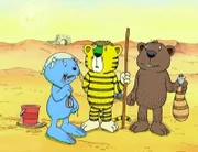 und die Fata Morgana am Samstag um 11:03 Uhr vom NDR im Ersten. Mit einem Kompass versuchen sich Antje, Tiger und Bär in der Wüste zu orientieren.