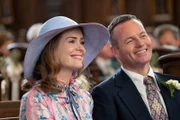 L-R: Alice (Sarah Paulson), "Buck" (David Snelgrove)