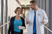 Die Kollegen Ramona Zergiebel (Camilla Renschke, l.) und Matteo Moreau (Mike Adler, r.) tauschen sich aus. So uneinig sind sie sich gar nicht.
