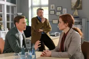 Die Kommissare Bach (Patrick Kalupa, l.) und Stadler (Dieter Fischer, M.) befragen Marielle Walnitscheck (Marie Munz, r.), die Chefredakteurin des Rosenheimer Lokalsenders.