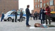Die junge Taxifahrerin Martina Opitz (Anja Margoni, liegend) wird eines Morgens erschossen aufgefunden. Was ist der Grund dafür? Nils Theede (Jonas Laux, l.), Katrin Börensen (Claudia Schmutzler, M.) und Dr. Helene Sturbeck (Katharina Blaschke, r.) sind auf der Spurensuche am Tatort.