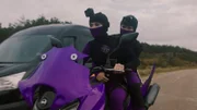 Christa und Hunter sind mit ihrem Ninja-Roller unterwegs (von li nach re: Dana Goldberg, Gina Spadaro).