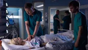 Dr. kathrin Globisch (Andrea Kathrin Loewig, liegend) hat die OP zwar überstanden, doch die Nacht wird zeigen, ob ihr Kreislauf dem Eingriff standhalten kann. Alexander Weber (Heio von Stetten, hi.li.) sitzt die ganze Nacht an ihrem Bett, als plötzlich die Monitore Herzstillstand anzeigen. Dr. Roland Heilmann (Thomas Rühmann, li.) ist sofort zur Stelle und versucht sie zu reanimieren.  re. und 2.v.re.: Komparsen