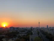 Abendstimmung über Berlin: Die Millionenmetropole macht sich bereit für die Nacht.