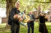 Besonders schwerer Diebstahl begangen durch zwei Kriminalhauptkommissare: Max Ballauf (Klaus J. Behrendt) und Freddy Schenk (Dietmar Bär, m.) lassen sich von Karin Bongartz (Barbara Nüsse) dazu überreden, die Madonna aus der Kirche zu ihr nach Hause zu bringen.