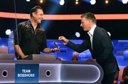 Moderator Jörg Pilawa (r.) mit dem Kandidaten Sascha Vollmer (l.), Musiker der Band "Bosshoss".