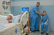 Durch einen misslungenen Druckausgleich in der Druckkammer ist plötzlich auch Viktoria Stadlers (Isabella Krieger, r.) Gesundheit in Gefahr.  Matteo Moreau (Mike Adler, 2.v.r.) kümmert sich um seine Kollegin.