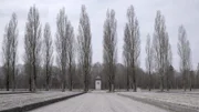2020 jährt sich die Befreiung des KZ Dachau durch die US-Armee zum 75. Mal. In zwei Teilen aus unterschiedlichen Perspektiven erzählt „KL Dachau“ in filmisch noch nie da gewesener Detailtiefe die Bestandszeit jenes Lagers nach, das länger existierte als jedes andere KZ und das als Blaupause diente für alle anderen Konzentrationslager im Dritten Reich. „Im Lager“ erzählt aus der Perspektive von sechs KZ-Häftlingen von Leid, Mut, Rivalitäten und Solidarität im Lageralltag. Im Bild: Wachturm im Lager.