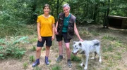 Im Wolf Science Center darf Anna (links) mit Tiertrainerin Lina zu den Wölfen ins Gehege gehen.