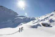 Profi-Skibergsteigerin Johanna Hiemer, Lukas Hiemer (m.) und Wolfgang Erhart bei einer Skitour bei den Giglachseen