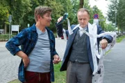 Heinz Kluthes (Holger Handtke, r.) ist verzweifelt: Sein Knöllchenmaster ist kaputt, Falschparker überall und jetzt schlägt Fritz Fuchs (Guido Hammesfahr, l.) auch noch vor, dass Bärstadt einen neuen Spielplatz bekommt.