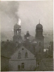 1938: brennende Synagoge in Kitzingen.