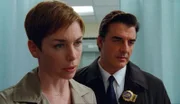 Die Detectives Megan Wheeler (Julianne Nicholson) und Mike Logan (Chris Noth) fragen sich, ob die Filmproduzenten ein Motiv für den Mord haben.