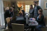 Patrick (Simon Baker, l.), Teresa (Robin Tunney, 2.v.l.) und Grace (Amanda Righetti, r.) untersuchen die Entführung eines Paares, das wahrscheinlich mit Marcus (J.R. Cacia, 2.v.r.) und Pella Goodwin (Brooke Langton, M.) verwechselt wurde ...