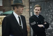Endeavour Morse (Shaun Evans, r.) und DCI Fred Thursday (Roger Allam, l.) ermitteln gemeinsam im Fall eines Mordes an einem kleinen Mädchen.