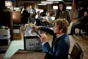 Rückblick: Patrick Jane (Simon Baker, vorne) beeindruckt Direktor Minelli so sehr, dass er ihn als Berater des CBI einstellt ...