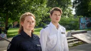 Die Befragungen in der Nachbarschaft ergeben zunächst keinerlei verwertbare Hinweise. Doch die zwei Skateboards, die am Tatabend in der Ankerklause aufgefunden wurden, könnten eine Spur zu den Tätern sein. Polizistin Paula Moorkamp (Stella Hinrichs, l.) und Frischling Eddi Jansons (Gustavs Gailus, r.) statten dem benachbarten Skatepark einen Besuch ab, um nach den Besitzern der Rollbretter zu fahnden.