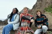Alex (Otto Farrant, M.) lassen die Geschehnisse rund um Point Blanc nicht los. Jack (Ronke Adekoluejo, l.) und Tom (Brenock O'Connor, r.) glauben, dass ein Surftrip genau das Richtige für Alex ist, um endlich mal abzuschalten.