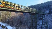 Die Murgtalbahn überquert auf ihrem Weg durch das wildromantische Flusstal die Brücke nach Forbach.