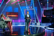 SWR MEISTER DES ALLTAGS, "Das Wissensquiz", am Montag um 23:15 Uhr im SWR. Moderator Florian Weber stellt in seinem SWR Wissensquiz „Meister des Alltags“ die Alltagstauglichkeit seiner prominenten Kandidaten auf die Probe. „Meister des Alltags“ spendet seinen Gewinn einem guten Zweck. Mitte: Moderator Florian Weber. Gäste v. li: Enie van de Meiklokjes, Meltem Kaptan, Antoine Monot Jr.