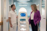 Sarah Marquardt (Alexa Maria Surholt) erwischt Kris Haas (Jascha Rust) auf frischer Tat. Sie hat angewiesen, die Finger vom neuen Pflegeroboter zu lassen, bis ein Fachmann ihn programmiert hat.