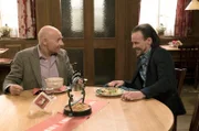 Franz (Edgar-M. Marcus, li.) trifft beim Mittagessen im Löwen auf Constantin (Robert Besta).