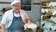 Gut anderthalb Stunden garen die Brote noch einzeln in Körbchen, bevor sie mit der mehligen Seite nach unten in den Ofen kommen.
