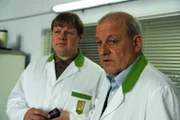 Dede (Michael Grimm, l.) und Wilsberg (Leonard Lansink, r.) sind Kollegen im Supermarkt.
