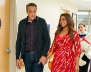 (v.l.n.r.) Douglas Fogerty (Brad Garrett); Poppy Banks (Kimrie Lewis); Angie D'Amato (Leighton Meester)