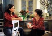ARD ROTE ROSEN FOLGE 1407, am Mittwoch um 14:10 Uhr im ERSTEN. Vera (Sandra Speichert, l.) bespricht mit Merle (Anja Franke, r.) die schwierige Entscheidung: für einen sicheren Arbeitsplatz nach Mannheim zu ziehen oder ohne Job in Lüneburg zu bleiben.