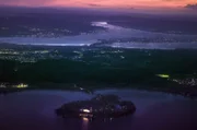 Die Insel Mainau bei Nacht: Tagsüber ist die Bodenseeinsel Mainau Besuchermagnet wegen ihrer Blütenpracht, doch es gibt hier auch Pflanzen, die erst bei Einbruch der Dunkelheit zu blühen beginnen. Exotische Pflanzen, wie die nachaktive Engelstrompete, können auf der Mainau gedeihen. Das liegt am ungewöhnlich milden Bodenseeklima.