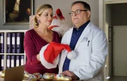 Mit zuckersüßer Stimme beginnt Sarah Marquardt (Alexa Maria Surholt) das alljährliche Überredungs-Ritual bei Hans-Peter Brenner (Michael Trischan): Niemand kann als Weihnachtsmann so viel Glanz in Kinderaugen zaubern, wie Hans-Peter. Doch es gibt ein weiteres Problem ... statt Weihnachtsmänner wurden Sarah Osterhasen geliefert.