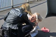 Melanie (Sanna Englund, l.) kümmert sich um Frieda Hohner (Hannelore Minkus, r.), die Opfer eines Schlägers geworden ist.