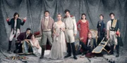 V.l.: Dolochow (Tom Burke), Anatole Kuragin (Callum Turner), Helene Kuragin (Tuppence Middleton), Pierre (Paul Dano), Natasha (Lily James), Andrei (James Norton), Sonya (Aisling Loftus), Nikolai Rostov (Jack Lowden), Prinzessin Marya (Jessie Buckley), Boris (Aneurin Barnard)