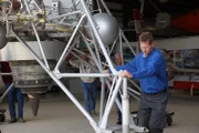Das Lunar Lander Research Vehicle wird aus dem Hangar des NASA Armstrong Flight Research Center gezogen.