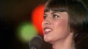 Ein Wiedersehen mit Connie Francis, Siw Malmkvist, Adamo, Roy Black und den unvergessenen Blue Diamonds. Die schönsten Schlager der 60er Jahre von „Schöner fremder Mann“ bis „Ganz in Weiss“. - Mireille Mathieu.