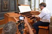 Organist Peter Bader beim Orgelspielen.