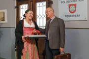 Voller Vorfreude schwärmt Marianne Grasegger (Ursula Maria Burkhart, l.) vor Achtziger (Alexander Duda, r.) vom Treffen der Gebirgsschützen, zu dem sie am Nachmittag gemeinsam mit ihrem Mann fahren wird.